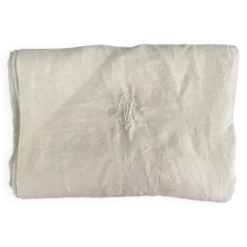 Nappe coton damassé fleuri monogramme central AC.