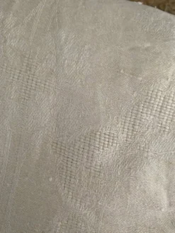 Nappe coton damassé fleuri monogramme central AC.