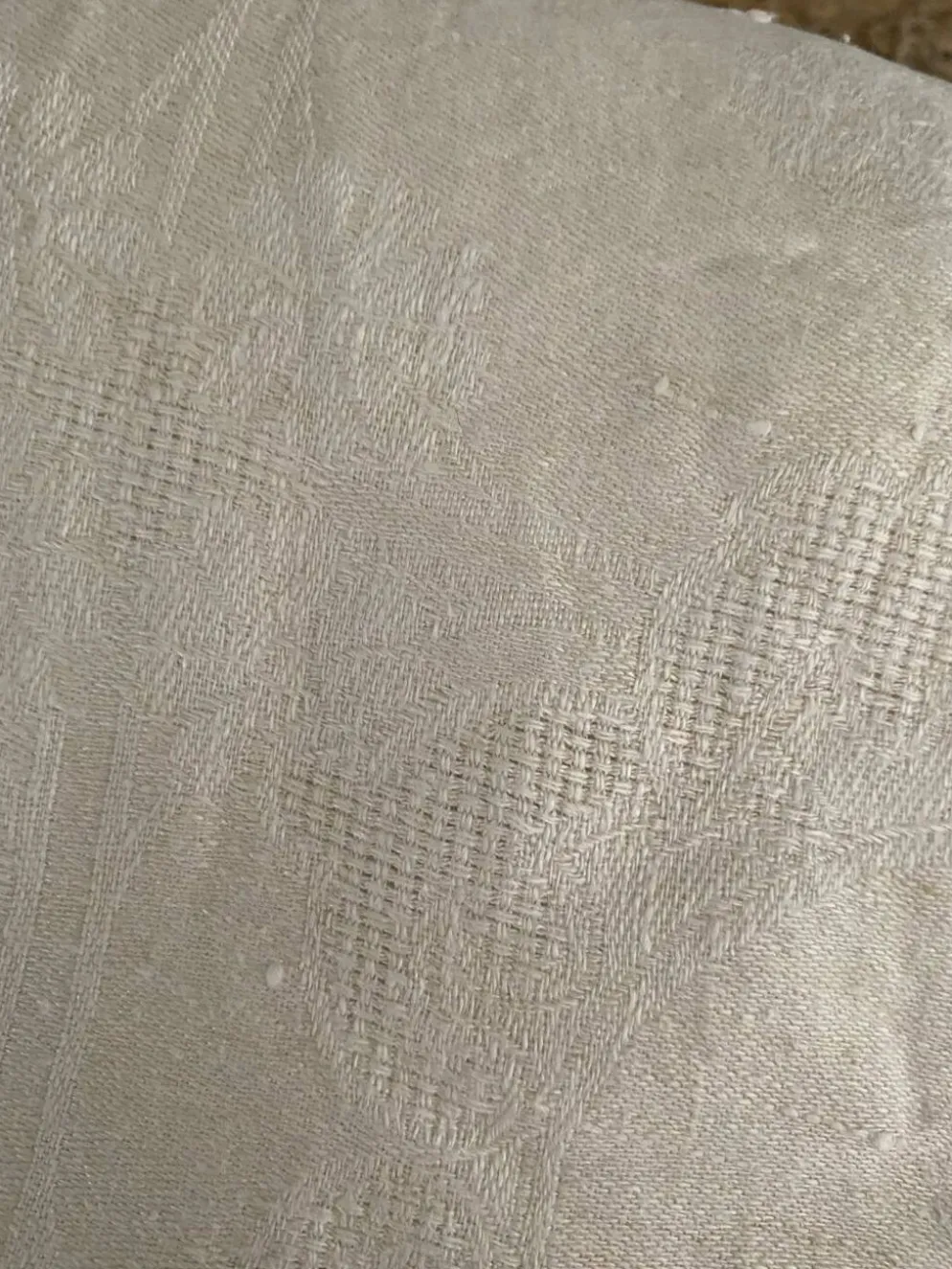 Nappe coton damassé fleuri monogramme central AC.