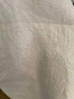 Nappe coton damassé fleuri monogramme central AC.