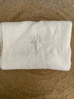 Nappe coton damassé fleuri monogramme central AC.