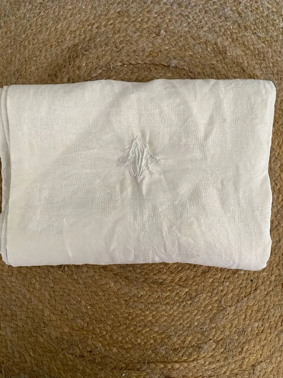 Nappe coton damassé fleuri monogramme central AC.