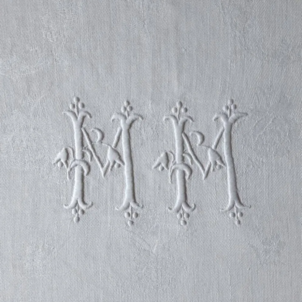 Nappe damassée ancienne monogrammée MM