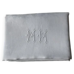 Nappe damassée ancienne monogrammée MM