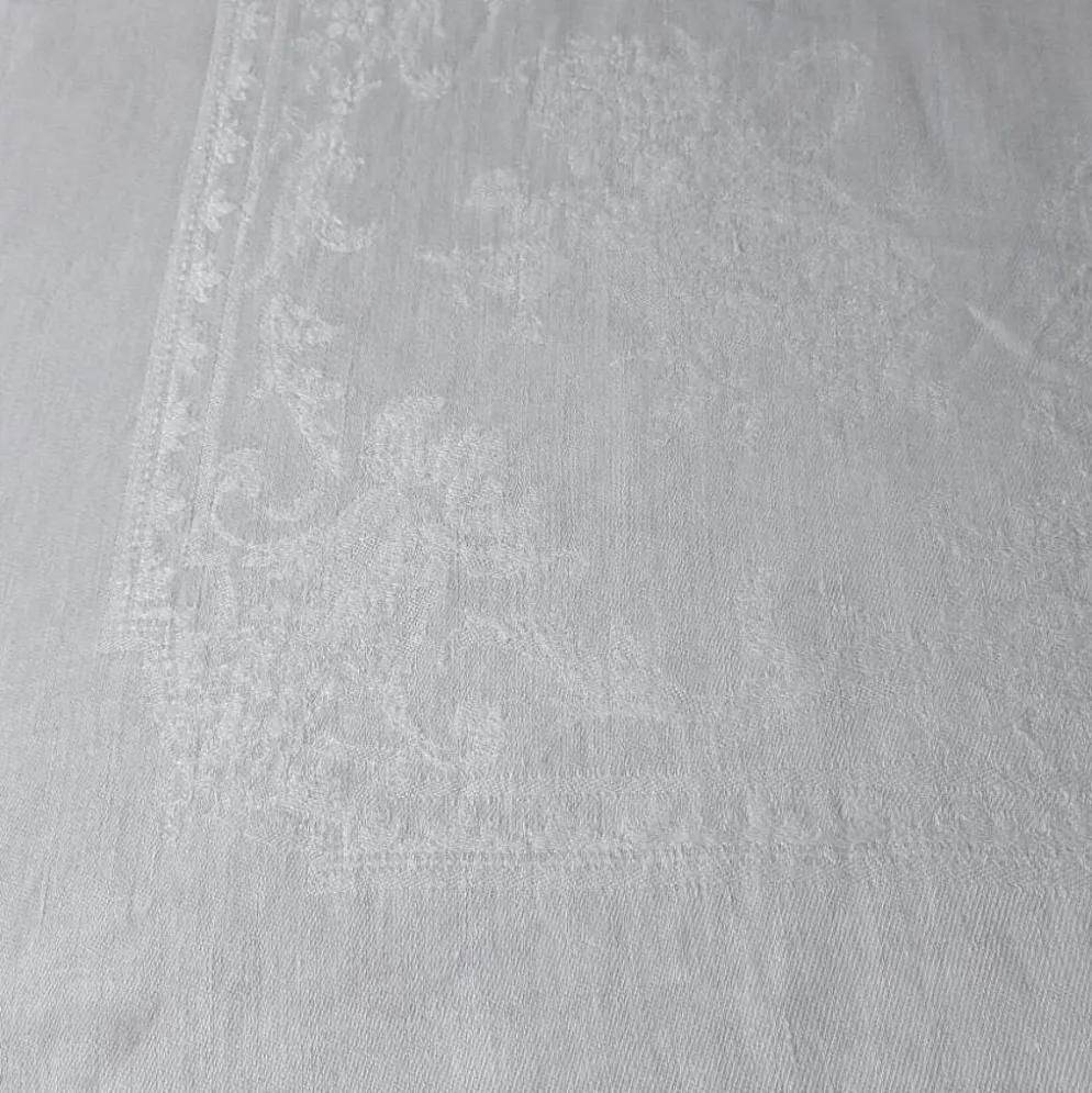 Nappe damassée ancienne monogrammée MM