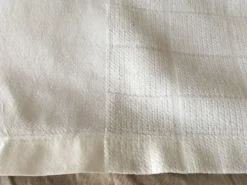 Nappe damassée 160 x 130 motif rectangle
