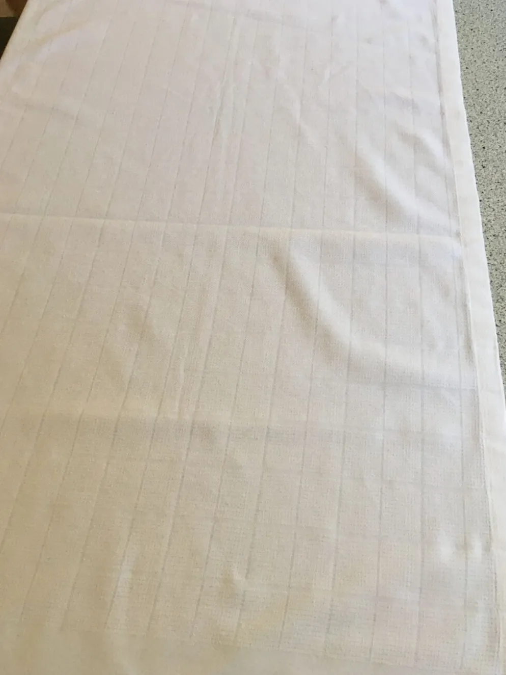 Nappe damassée 160 x 130 motif rectangle