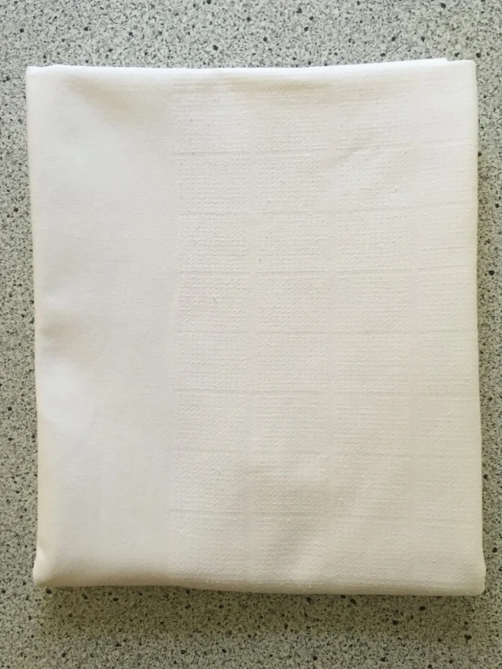 Nappe damassée 160 x 130 motif rectangle