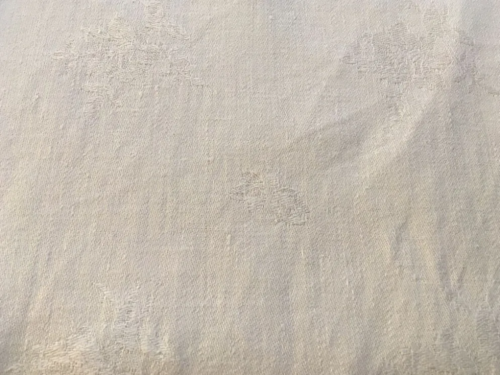 Nappe damassée 175 x 200 volutes et fleurs