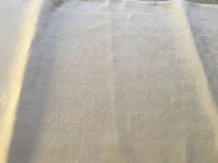 Nappe damassée 175 x 200 volutes et fleurs