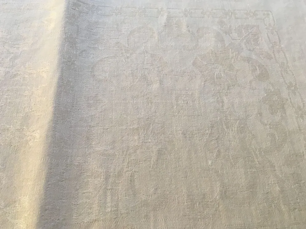 Nappe damassée 175 x 200 volutes et fleurs