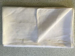 Nappe damassée 175 x 200 volutes et fleurs