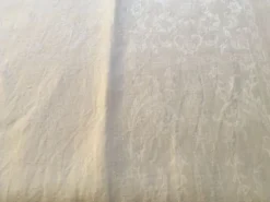 Nappe damassée 175 x 200 volutes et fleurs