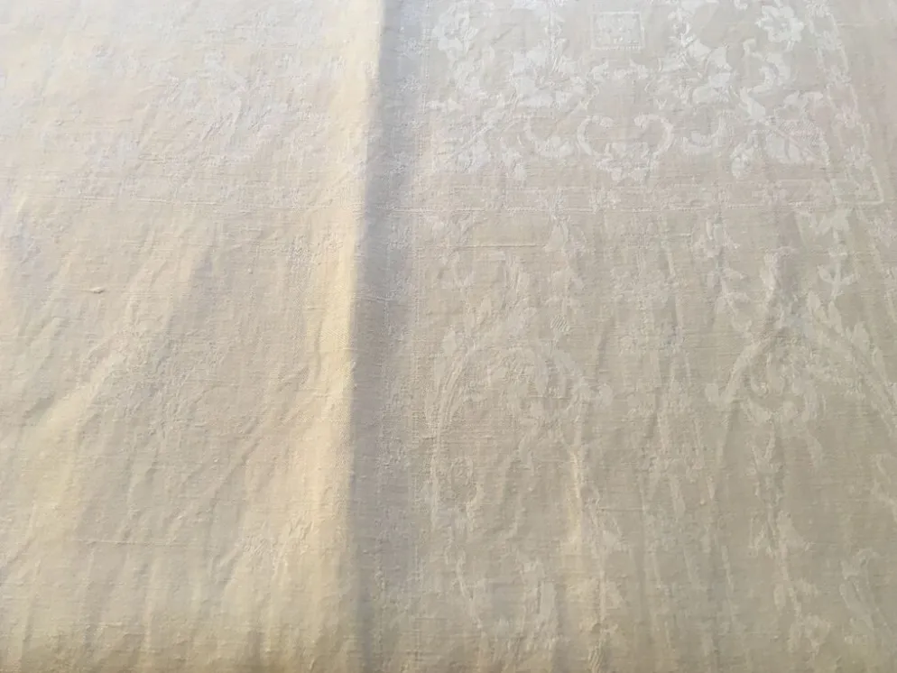 Nappe damassée 175 x 200 volutes et fleurs
