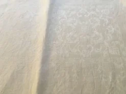 Nappe damassée 175 x 200 volutes et fleurs