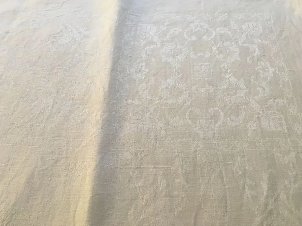 Nappe damassée 175 x 200 volutes et fleurs