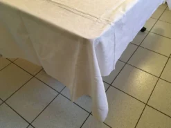 Nappe damassée 130 X 225 volutes et motifs ajourés