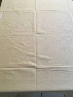 Nappe damassée 130 X 225 volutes et motifs ajourés