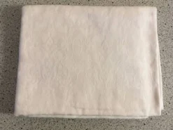 Nappe damassée 130 X 225 volutes et motifs ajourés