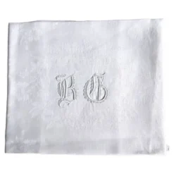 Nappe d'appoint damassée monogrammée "bg" 87 x 74 cm