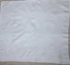 Nappe d'appoint damassée monogrammée