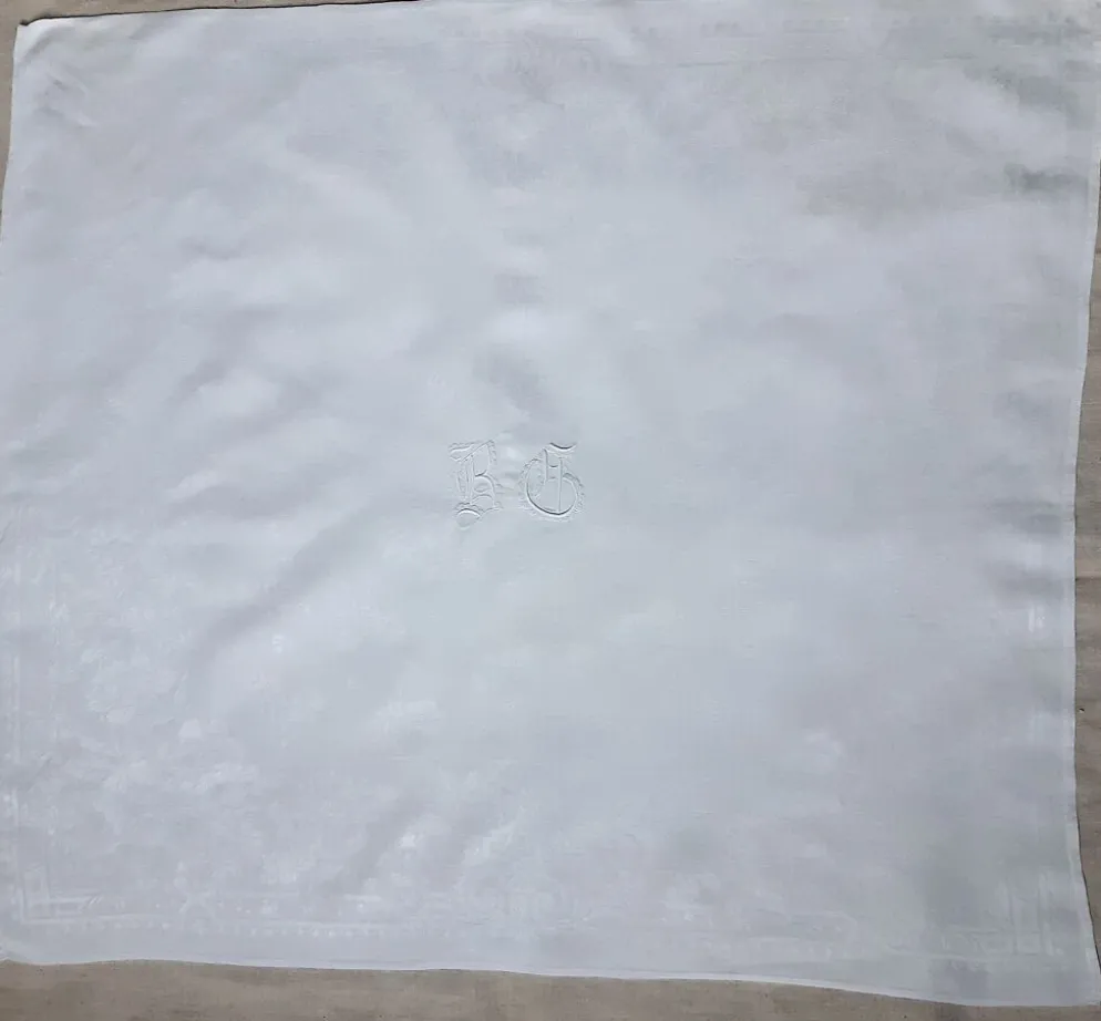 Nappe d'appoint damassée monogrammée "bg" 87 x 74 cm