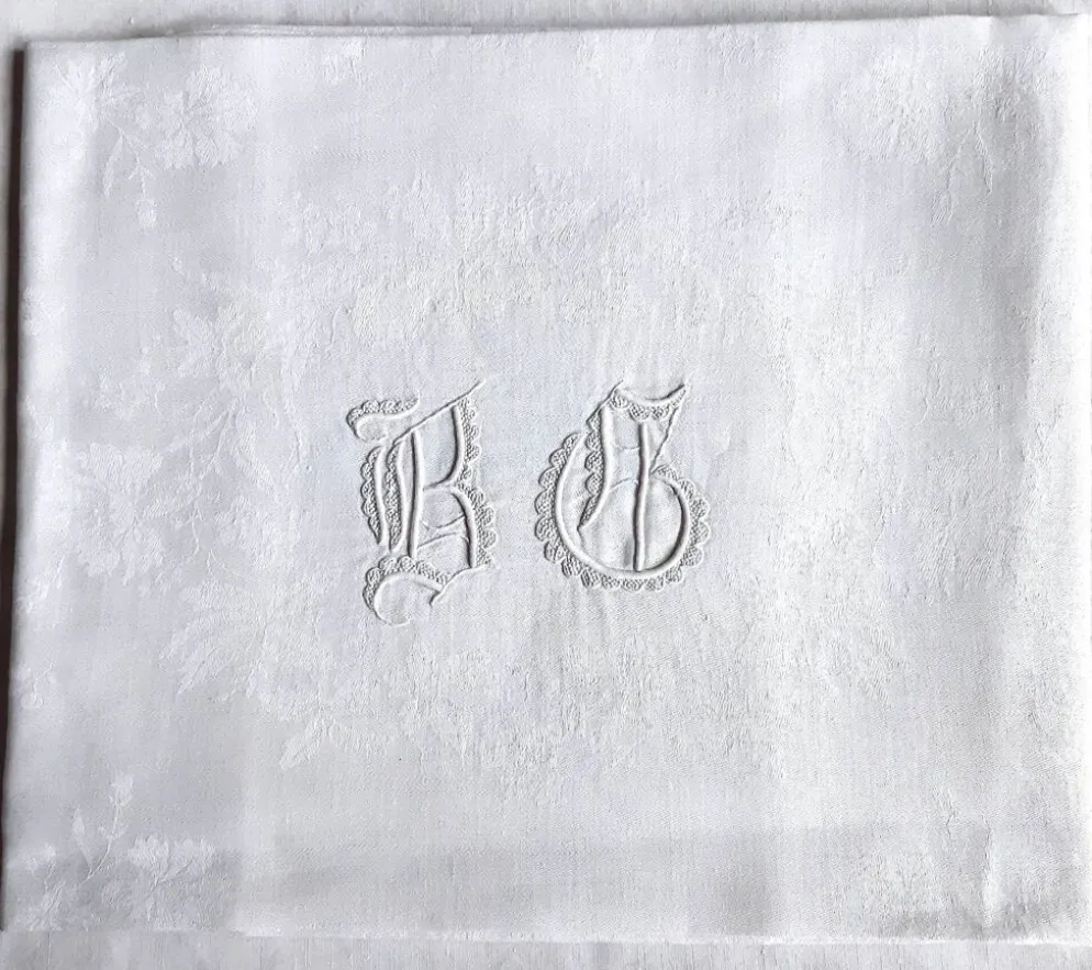 Nappe d'appoint damassée monogrammée "bg" 87 x 74 cm