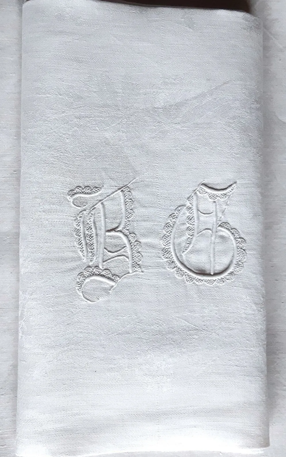 Nappe d'appoint damassée monogrammée "bg" 87 x 74 cm