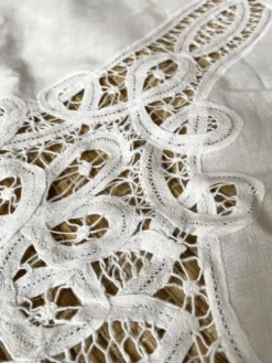 Nappe en coton blanc brodé et ajouré