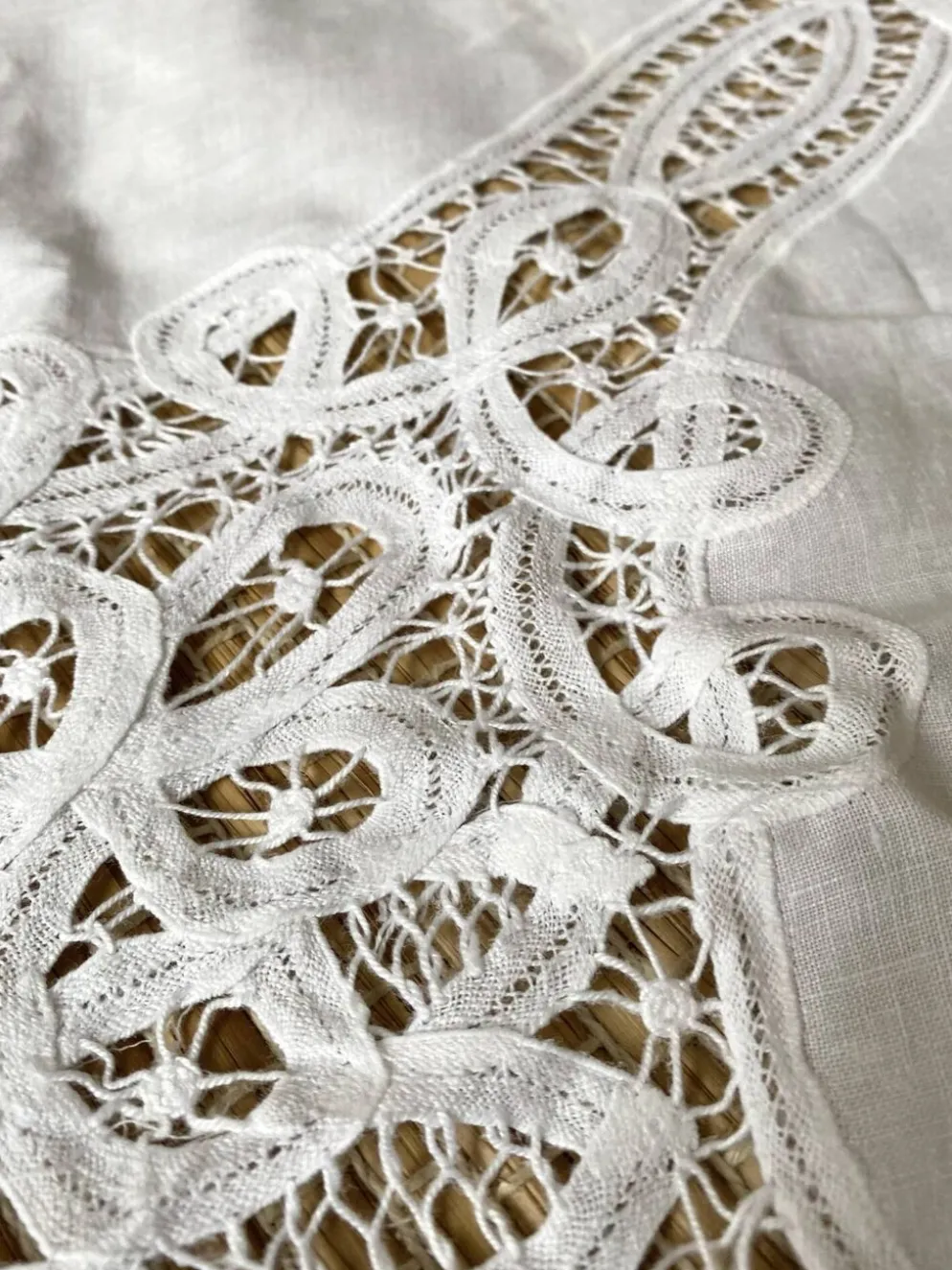 Nappe en coton blanc brodé et ajouré