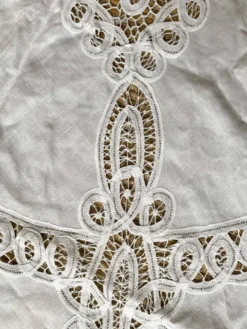 Nappe en coton blanc brodé et ajouré