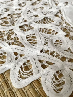 Nappe en coton blanc brodé et ajouré