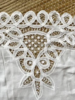 Nappe en coton blanc brodé et ajouré