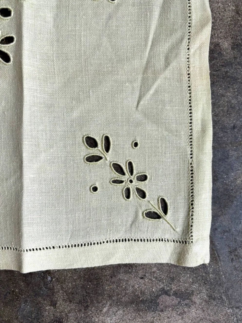 Nappe en coton brodé et 6 serviettes de table