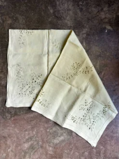 Nappe en coton brodé et 6 serviettes de table