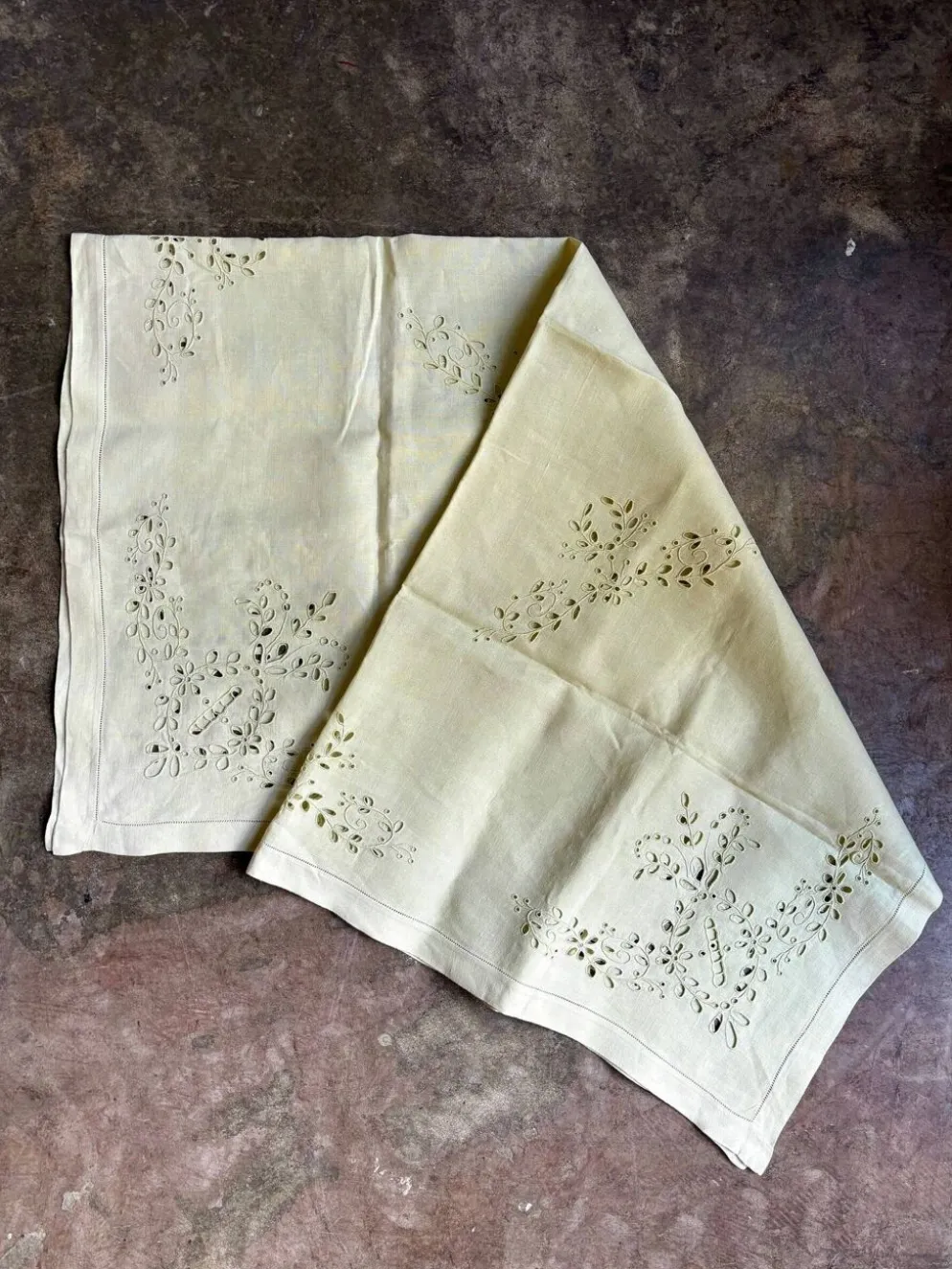 Nappe en coton brodé et 6 serviettes de table