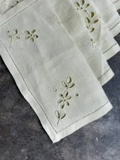 Nappe en coton brodé et 6 serviettes de table