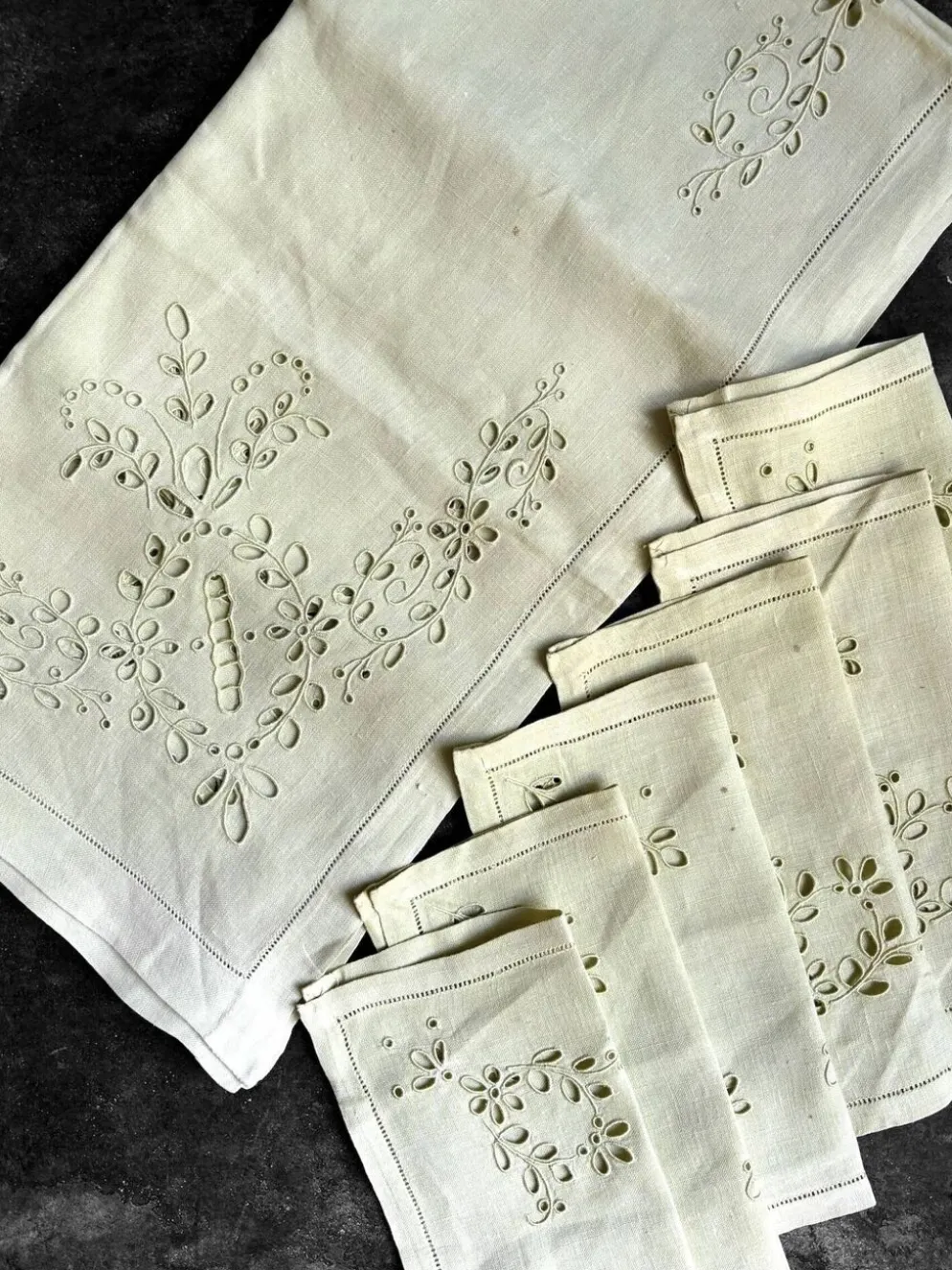 Nappe en coton brodé et 6 serviettes de table