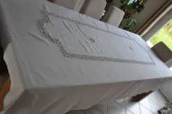 Nappe en fil de lin blanc et broderies 181cm/261 cm