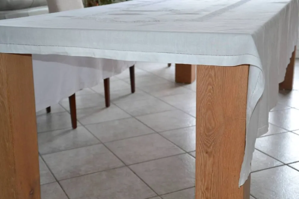 Nappe en fil de lin blanc et broderies 181cm/261 cm