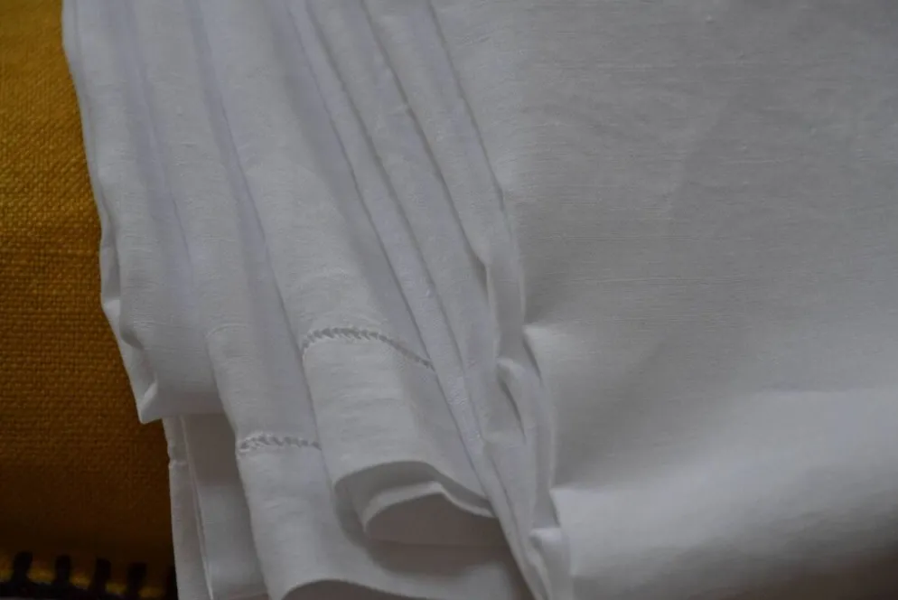 Nappe en fil de lin blanc et broderies 181cm/261 cm