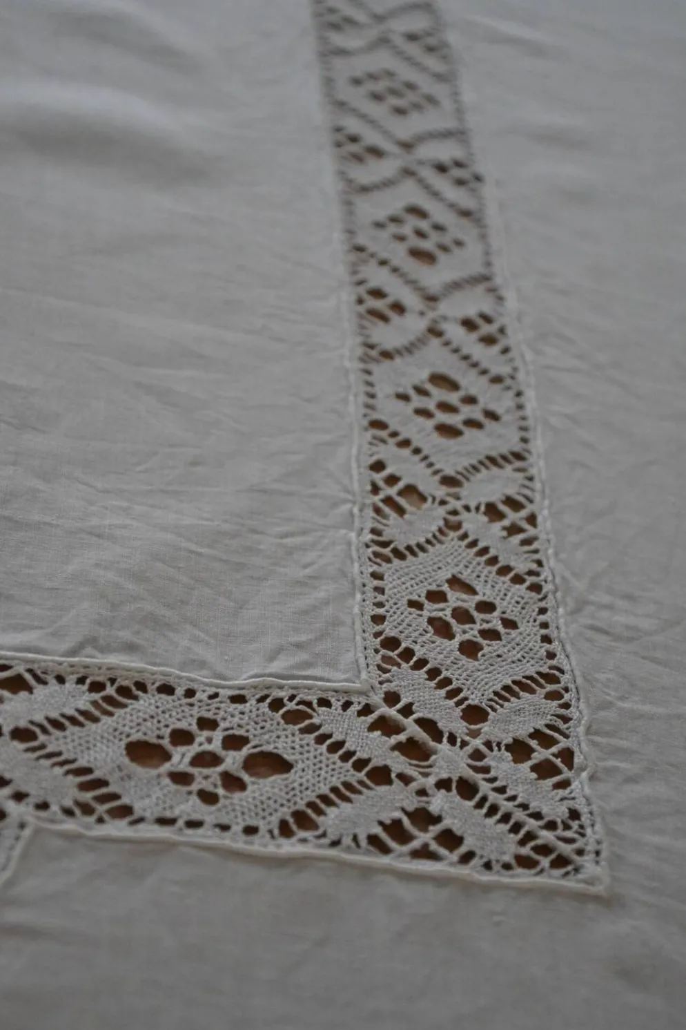 Nappe en fil de lin blanc et broderies 181cm/261 cm
