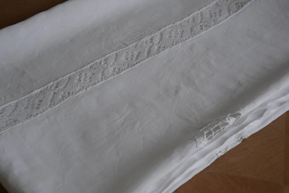 Nappe en fil de lin blanc et broderies 181cm/261 cm