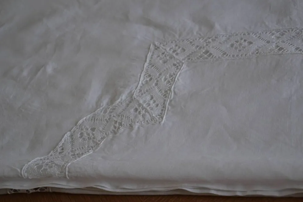 Nappe en fil de lin blanc et broderies 181cm/261 cm