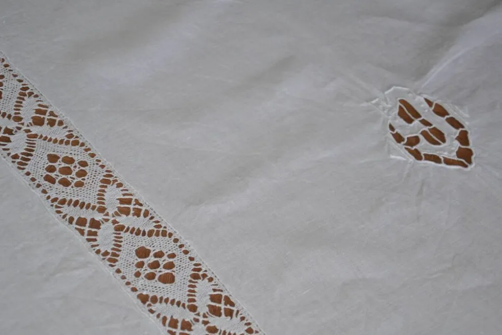 Nappe en fil de lin blanc et broderies 181cm/261 cm