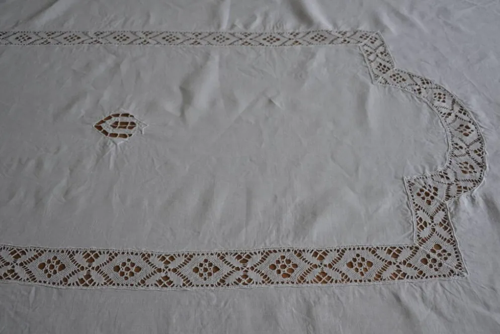 Nappe en fil de lin blanc et broderies 181cm/261 cm