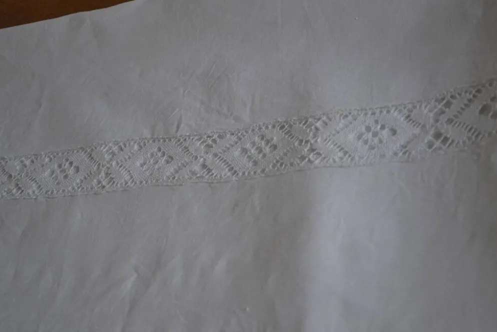 Nappe en fil de lin blanc et broderies 181cm/261 cm