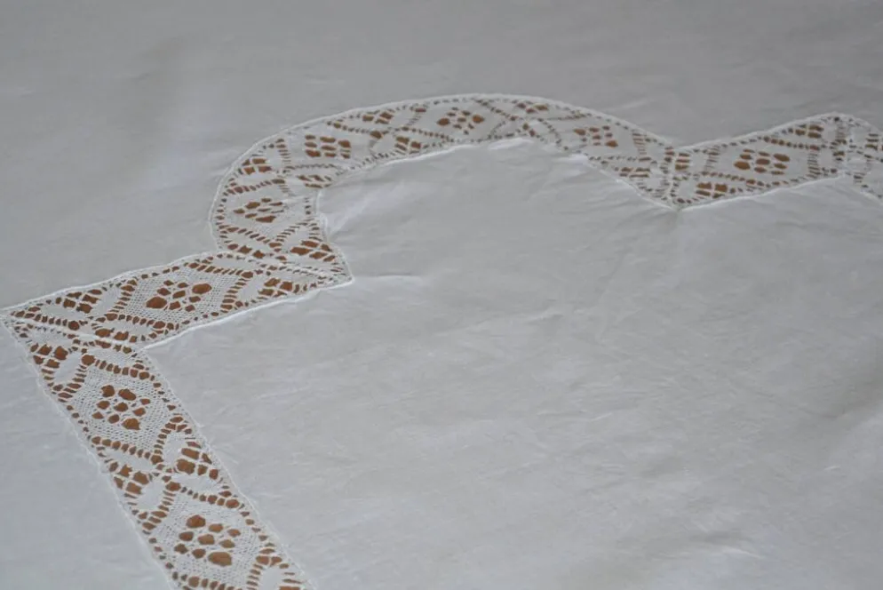 Nappe en fil de lin blanc et broderies 181cm/261 cm