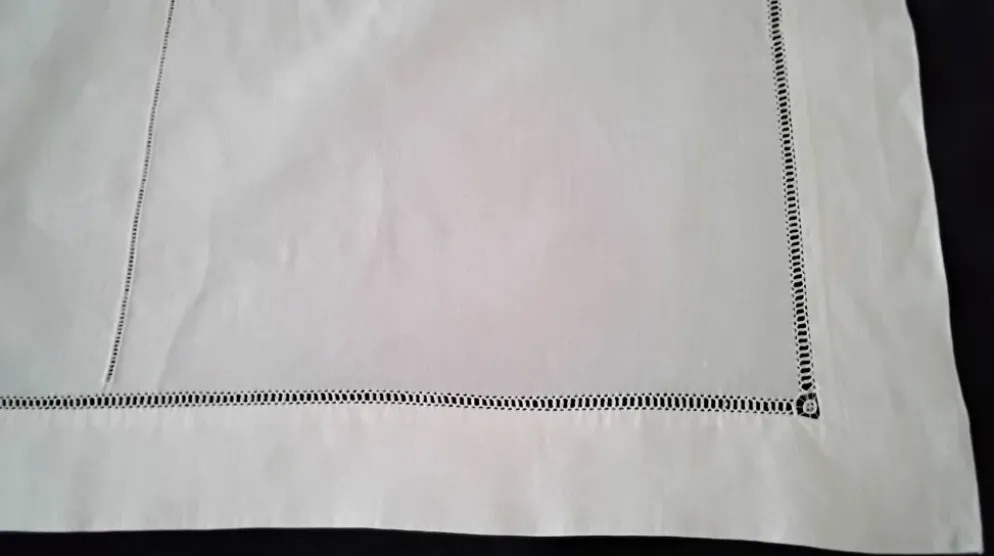 Nappe en lin blanc avec broderies et jours 1.65 x 2.40 m
