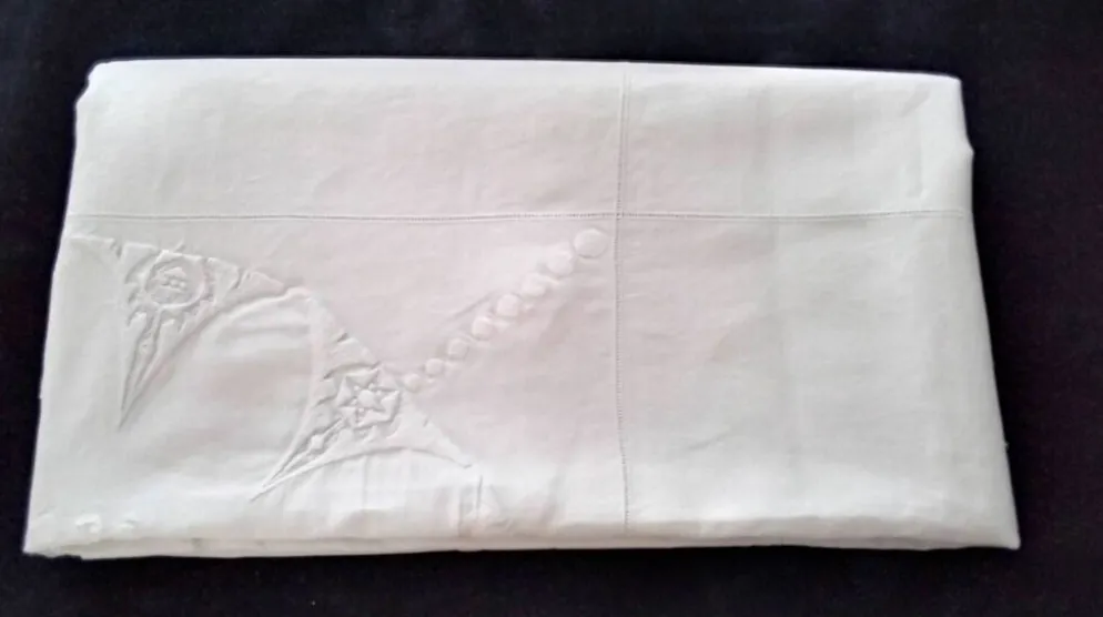 Nappe en lin blanc avec broderies et jours 1.65 x 2.40 m